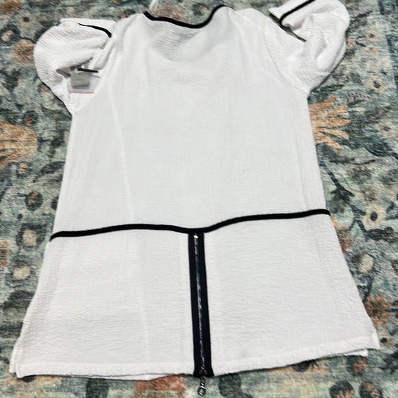 ALI MILES. WHITE with black trim tunic top. Crinkle fabric SPRING. Size small. - Picture 5 of 8